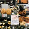 ハロウィンカボチャ　ハロウィンカービングした大きなかぼちゃを、百貨店の売り場で展示