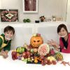 テレビ撮影で、カービング初心者の にしおかすみこさんと一緒に野菜の飾り切とりんごカービング制作。ハロウィンカービングで飾り付け。